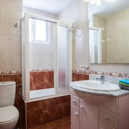 Lovely, New, Bright 3 Mins To 105 Sq Meters